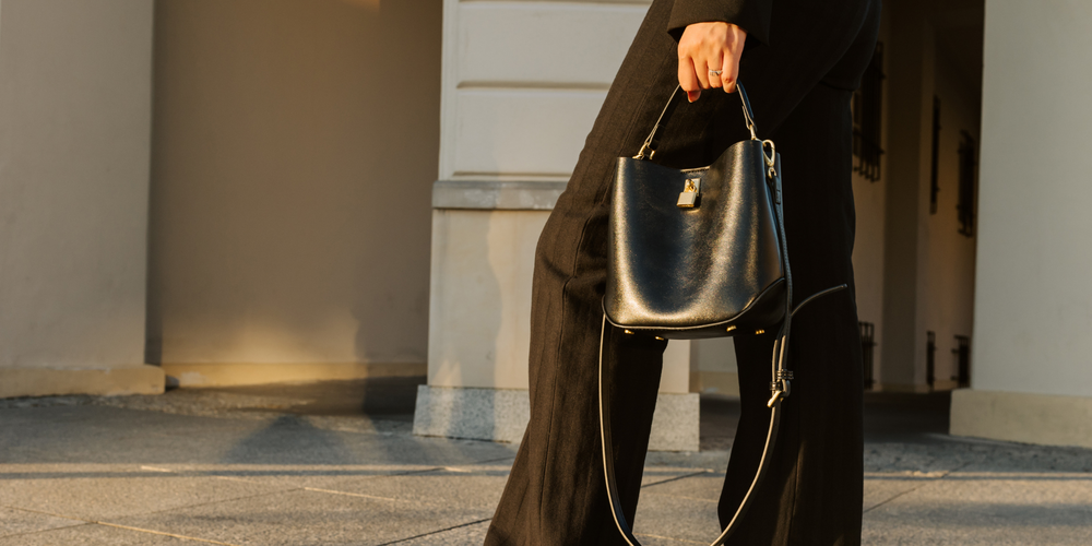 Beuteltasche, Lederlook, Kordelzugverschluss, runde Form, Schulterriemen, modern, für Damen