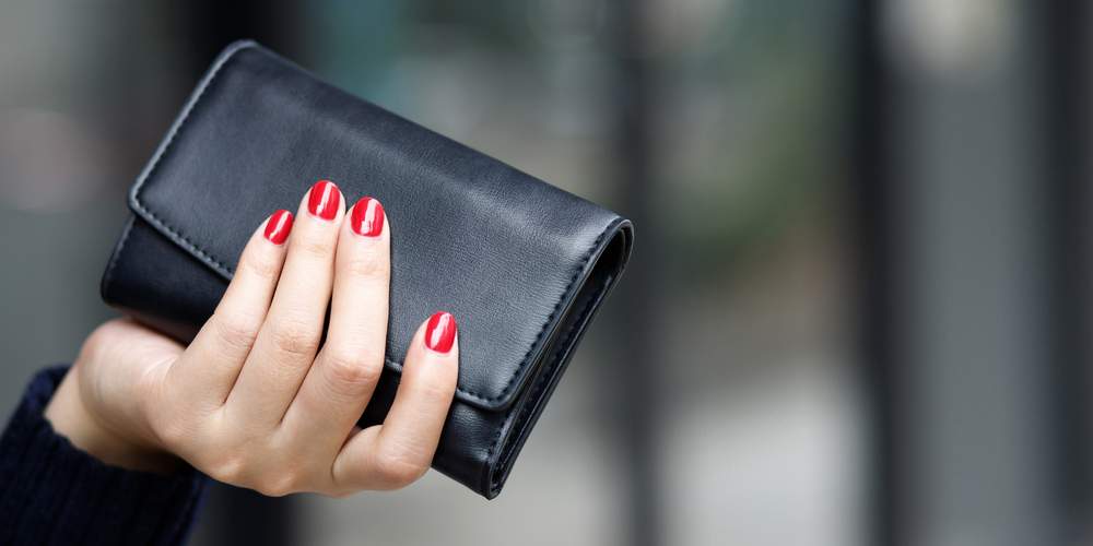 schwarze Damen-Geldbörse, Hand mit roten Nägeln, eleganter Look