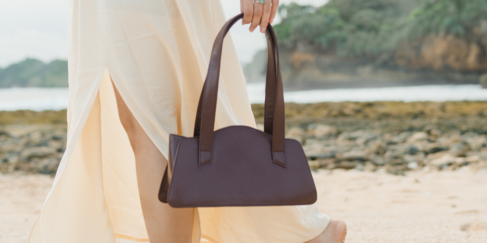 Handtasche, schlichtes Design, gebogene Form, lange Henkel, minimalistisch, für Damen