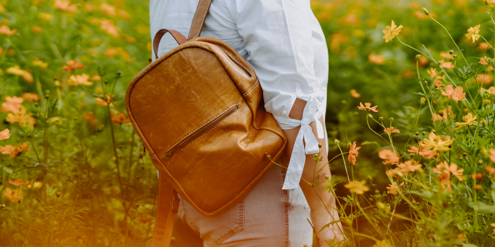 Lederrucksack Damen, goldbraun, Blumenwiese, romantisch, stilvoll