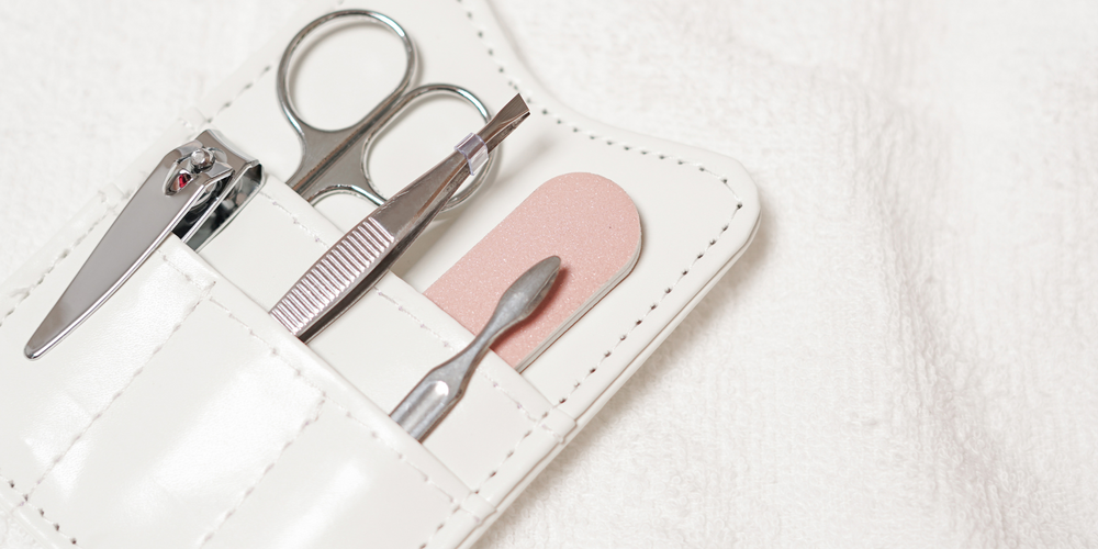 Nagelknipser, Schere, Pinzette, Feile, Maniküre-Set in weißem Etui, Accessoires, Unisex