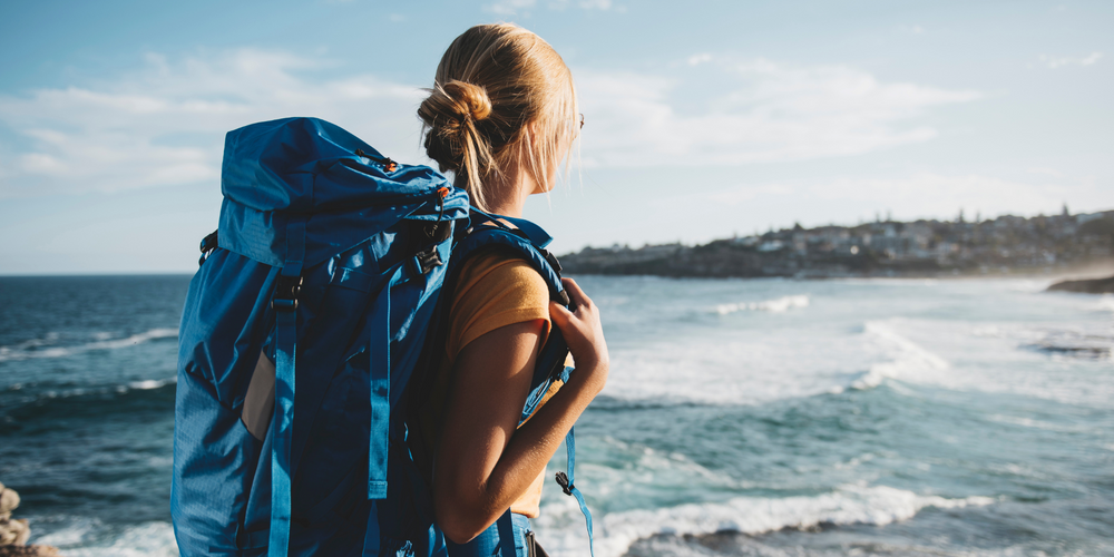 Reiserucksack, Frau am Meer, Outdoor-Feeling, Abenteuerlust, Freiheit, Natur erleben