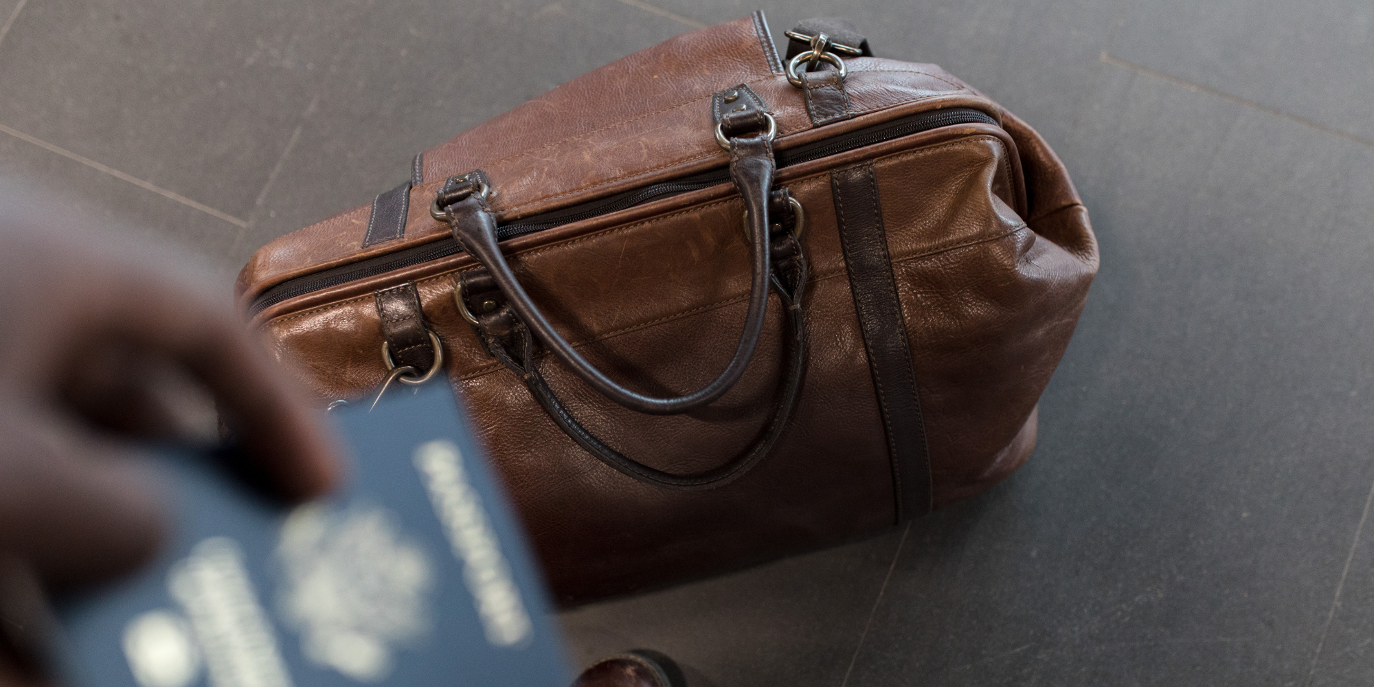 Reisetasche, Leder, edel, neben Reisepass, bereit zum Einchecken, urban