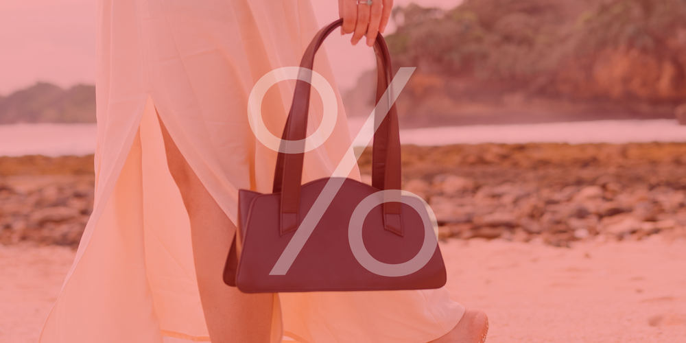 Sale Handtaschen, Frau mit schwarzer Handtasche, luftiges Kleid, Strand im Hintergrund, Prozentzeichen über dem Bild