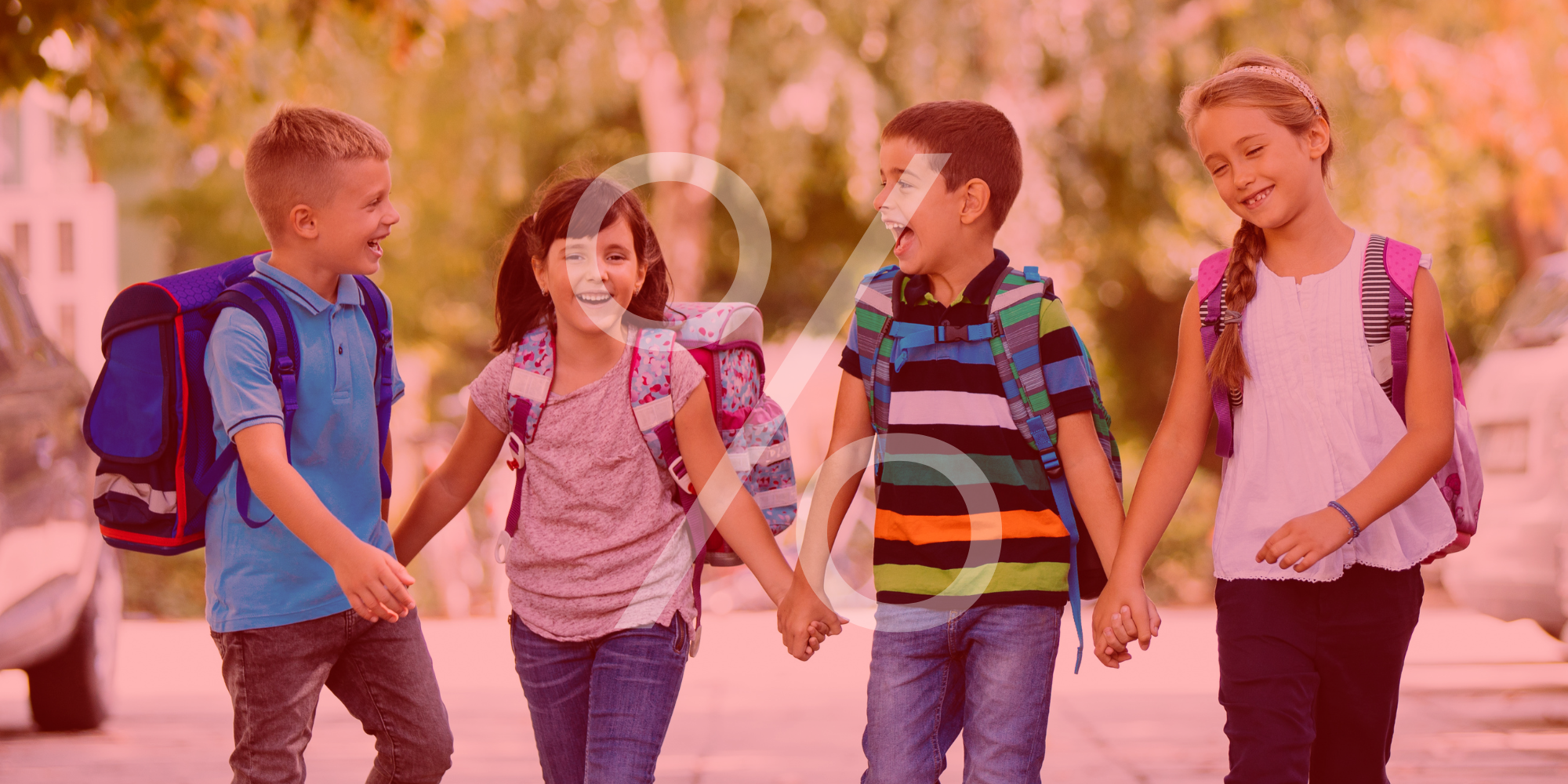 Sale Schulranzen, Kinder mit Schulranzen, Gruppenbild, fröhlich, Prozentzeichen über dem Bild