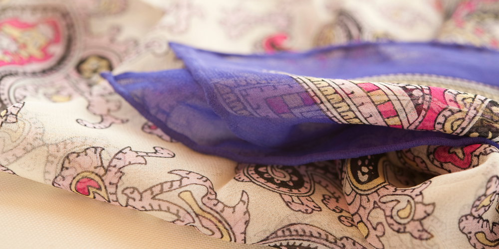 Bunte Schals und Tücher, Musterstoff in Nahaufnahme, Accessoires, Damen