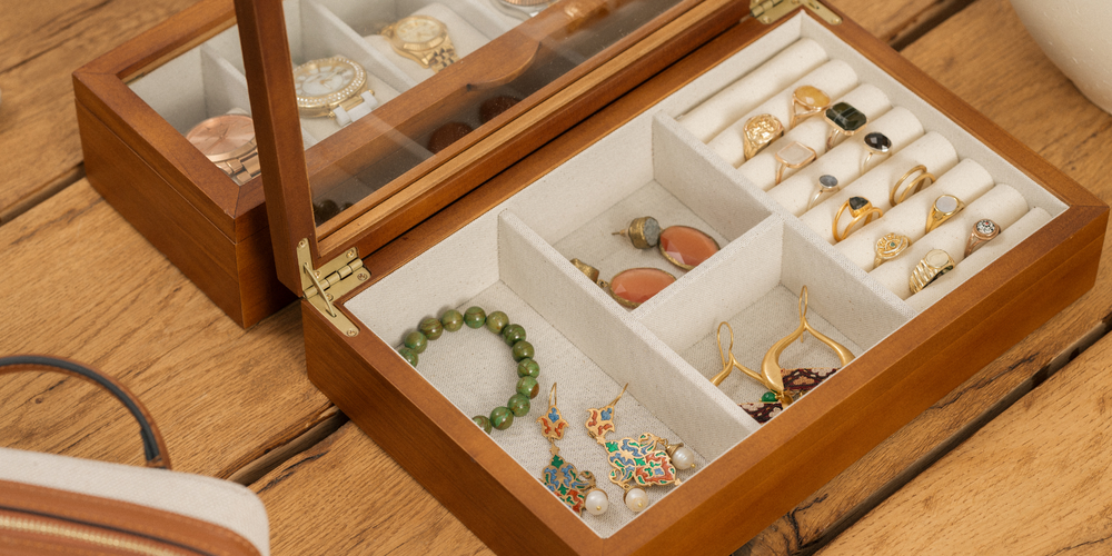 Offener Holz-Schmuckkoffer, Ringe, Armbänder, Uhren, Accessoires, Damen