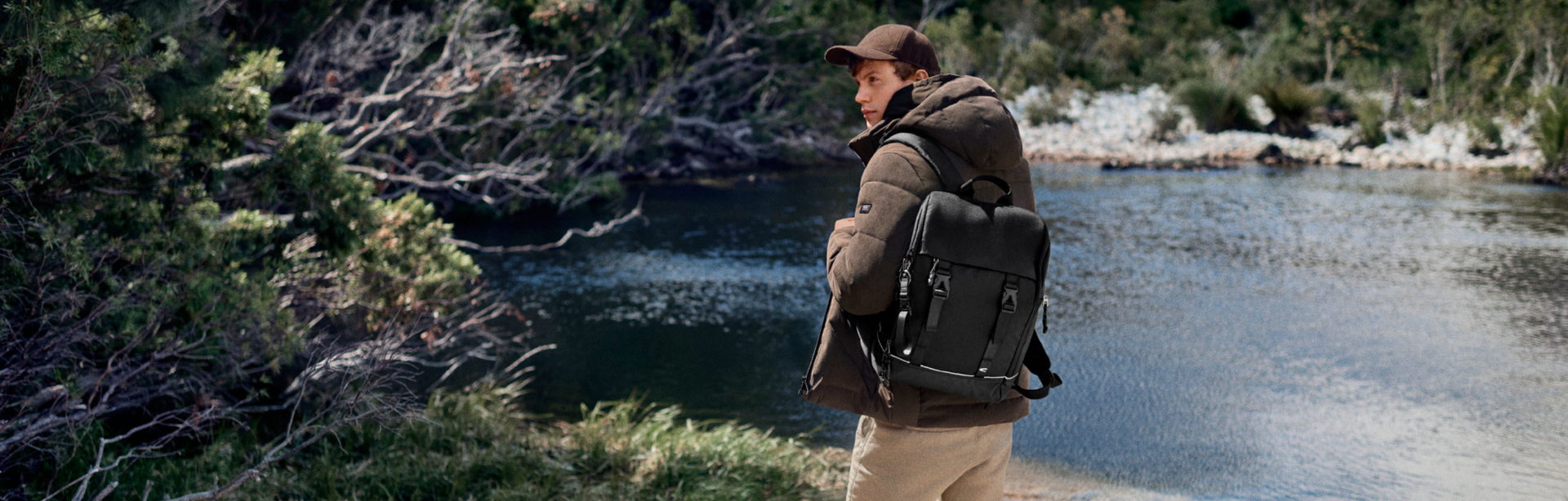 Camel Active, Rucksack, Mann am Wasser, Outdoor, Natur, Abenteuer, Freizeitlook
