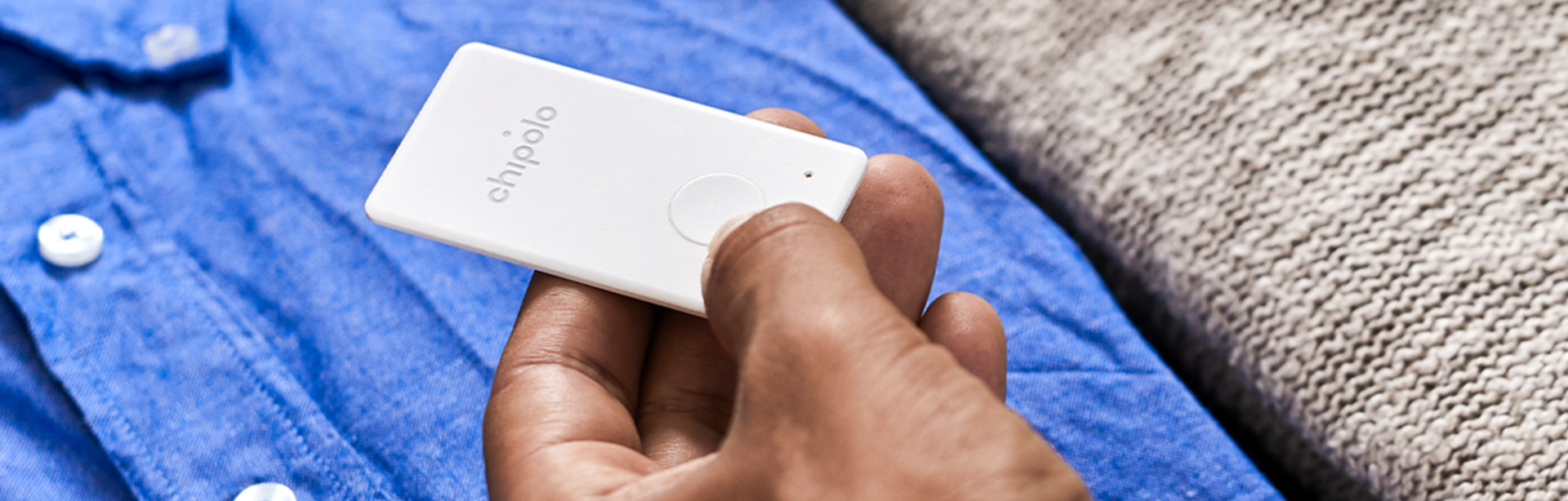 Chipolo, Bluetooth-Tracker, Kartenformat, Hand hält Tracker, blaue Kleidung, Alltag, smartes Gadget