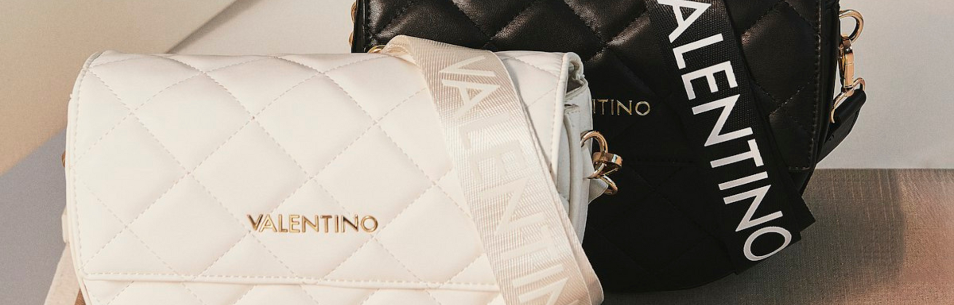 Valentino Bags, Umhängetaschen, Damen, weiß, schwarz, Logo-Print, gesteppt, elegant, modern, kontrastreich, nebeneinander
