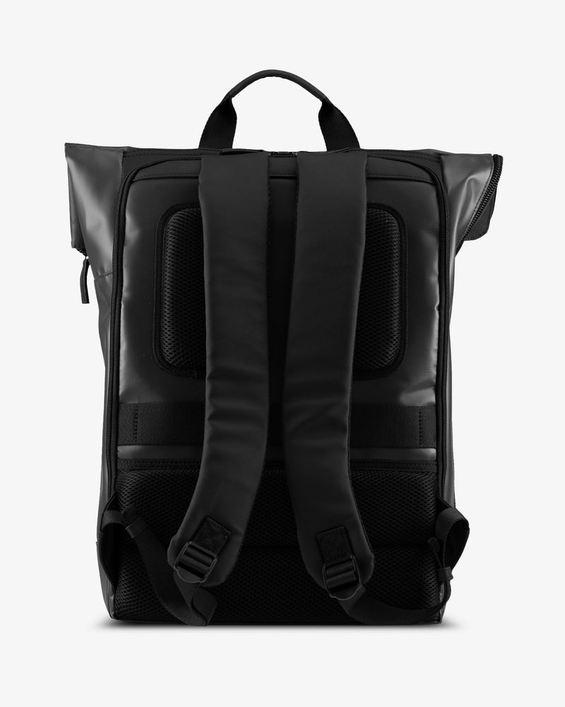 Jost Tolja mit Überschlag Rucksack