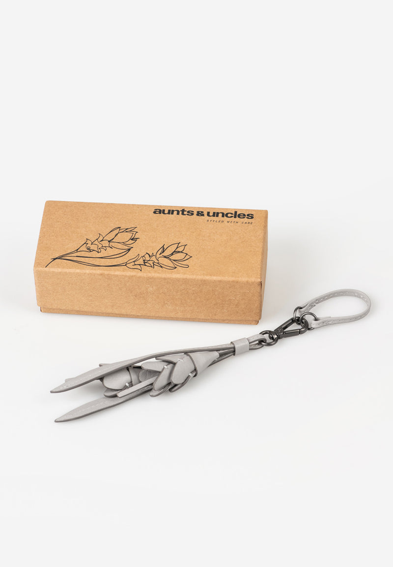 Aunts & Uncles Tulip Charm Colgante