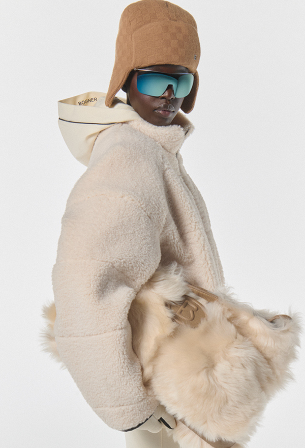Bogner, beige Tasche mit Fellbesatz und beigen Details, vor weißem Hintergrund