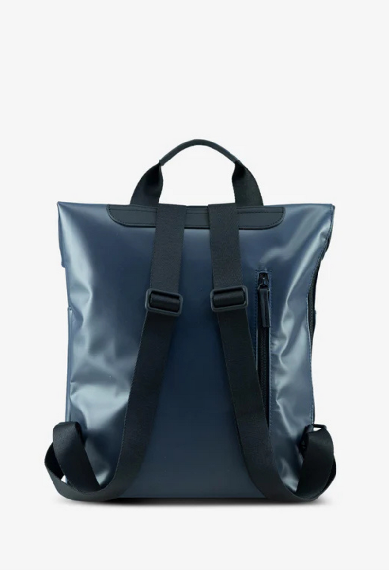 Jost Tolja mit Überschlag Rucksack