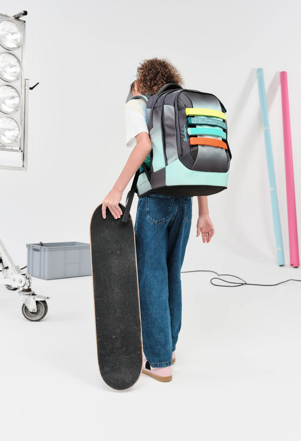 Satch, Schulrucksäcke, Kinder mit Rucksäcken, Rückenansicht, bunte Designs, Schulgarderobe, moderne Schulumgebung, Alltagsszene, funktional und stylisch