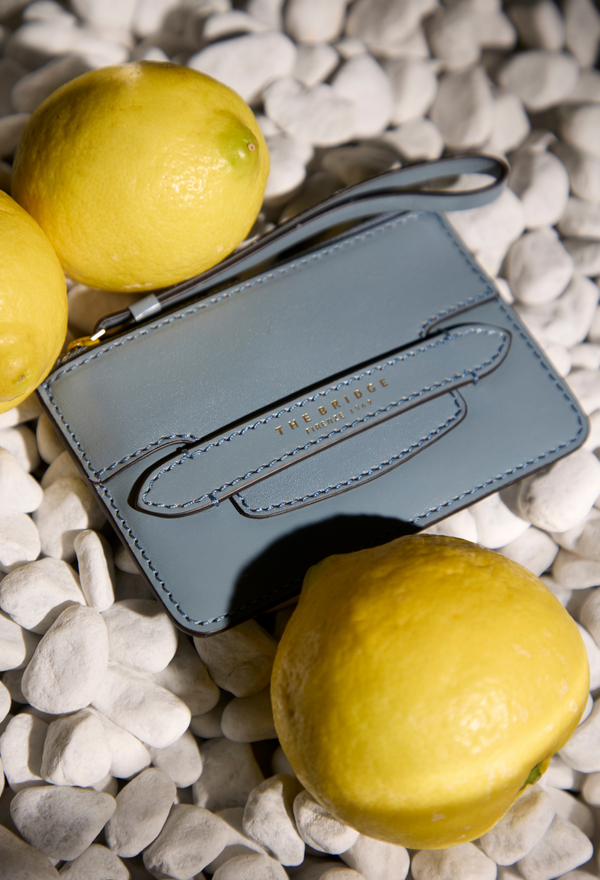 The Bridge, Kartenetui, Leder, grün, Holzoberfläche, Tulpen, Gänseblümchen, Frühling, Natur, elegant, italienisches Design