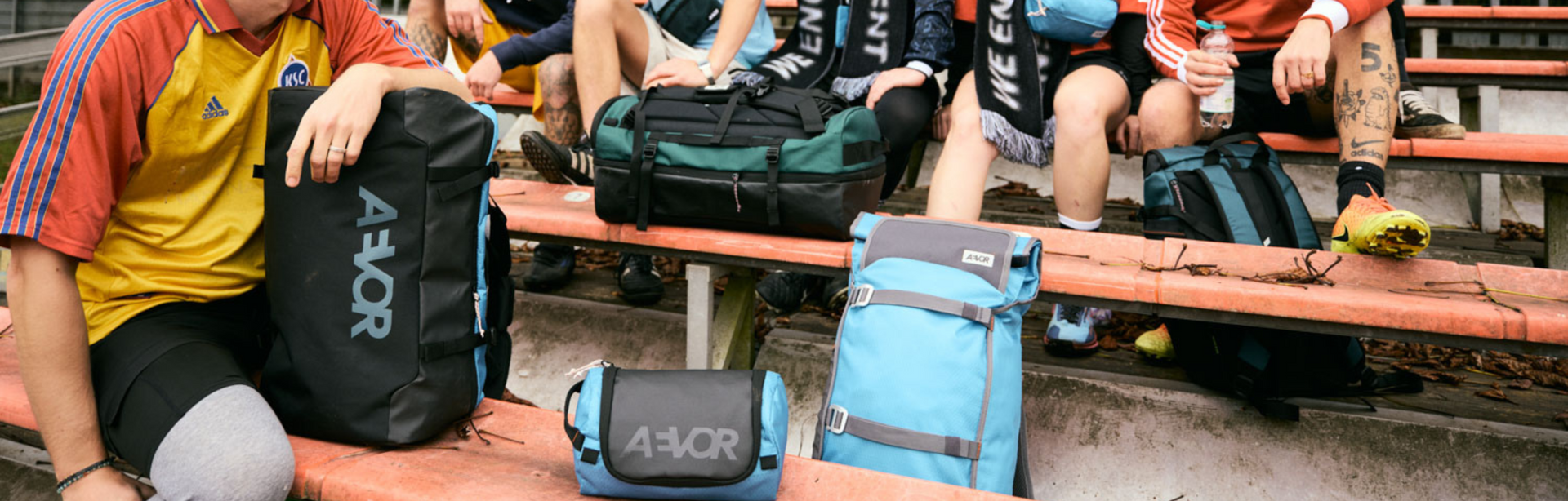 Aevor, Rucksäcke, Taschen, Streetstyle, Tribüne, Tattoos, Sportlook, urbaner Lifestyle, lässig, modern