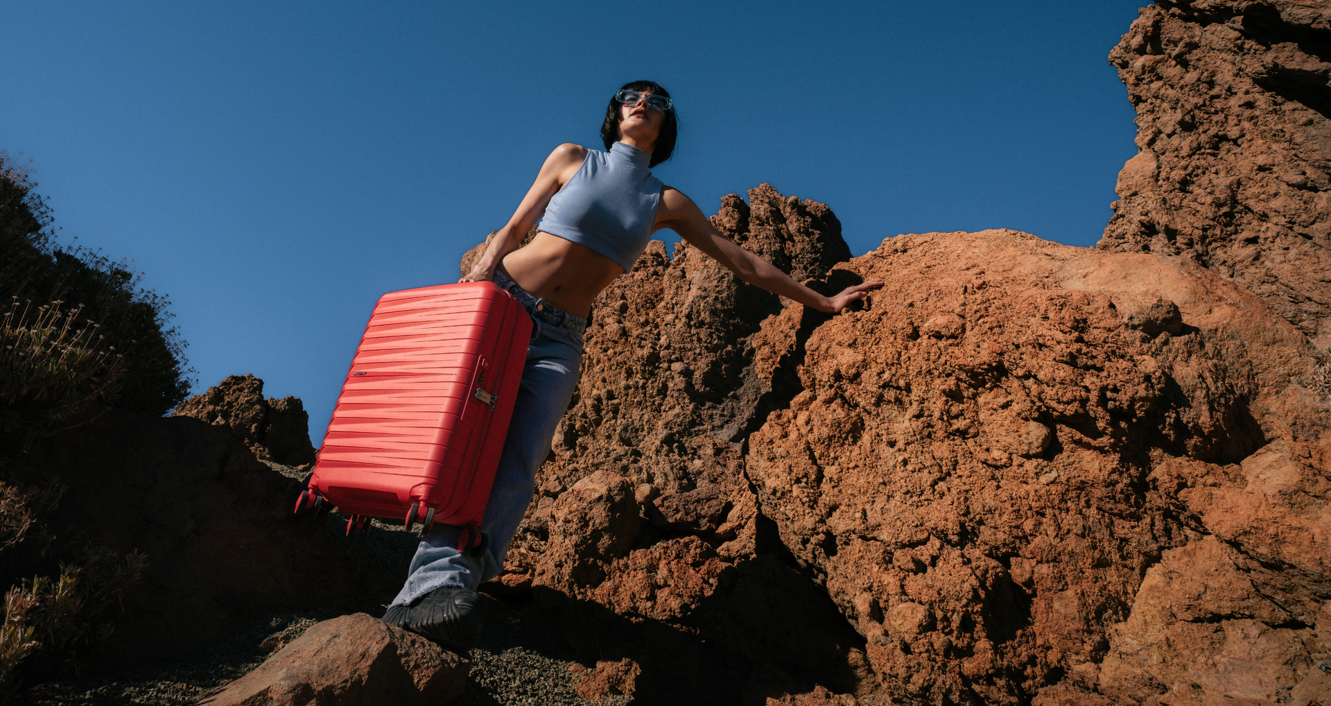American Tourister, Hartschalenkoffer, rot, Felsenlandschaft, Outdoor, Reise, Abenteuer