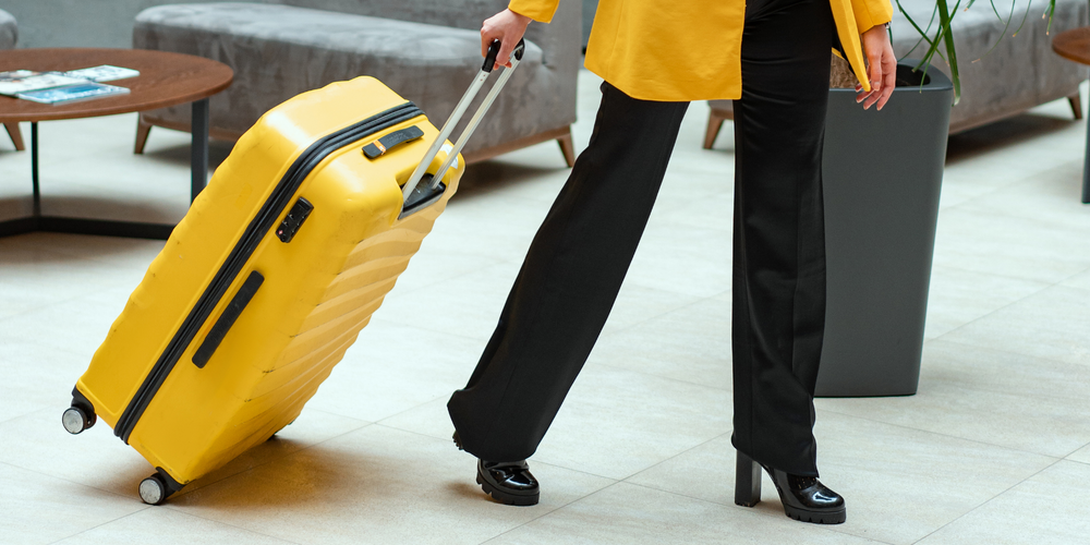 Koffer, gelb, Frau, Business-Outfit, Hotellobby, auffällig, modern