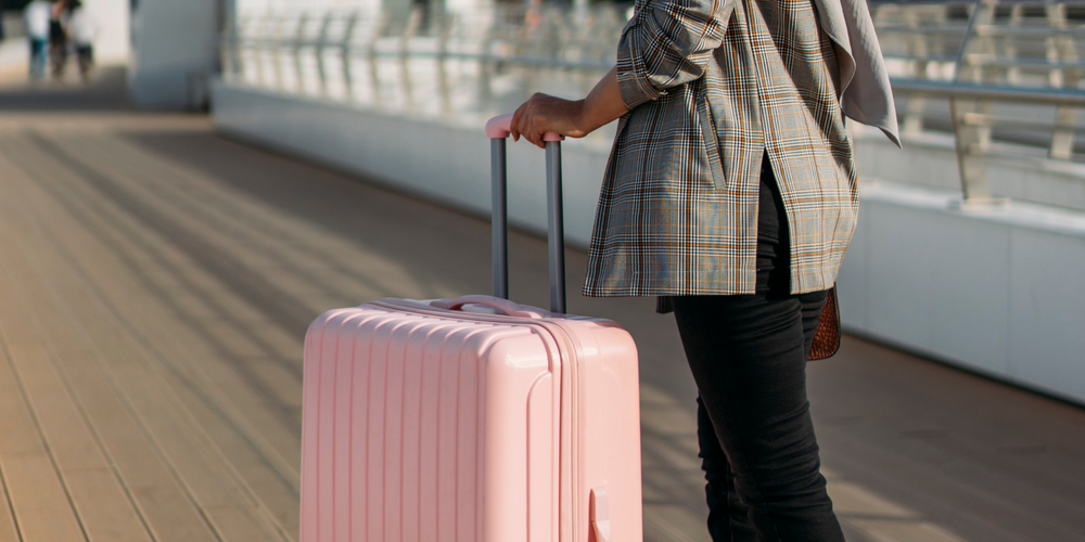 Koffer, rosa, Frau, Holzsteg, City-Look, stilvoll, unterwegs