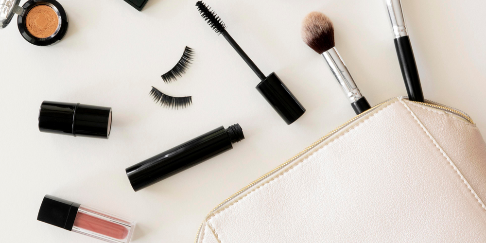 Kosmetikkoffer, Make-up, Wimperntusche, Lippenstift, Foundation, Beauty-Essentials