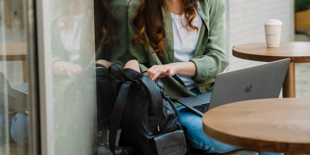 Laptoprucksack 13 Zoll, Café-Szene, kompakt, stylisch, Alltag