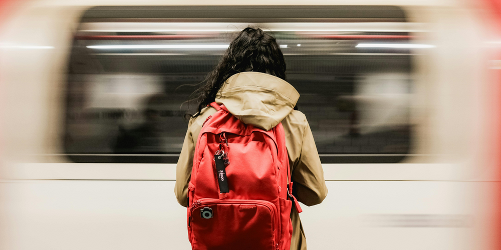 Rucksack Damen, urban, unterwegs, modern, vor U-Bahn