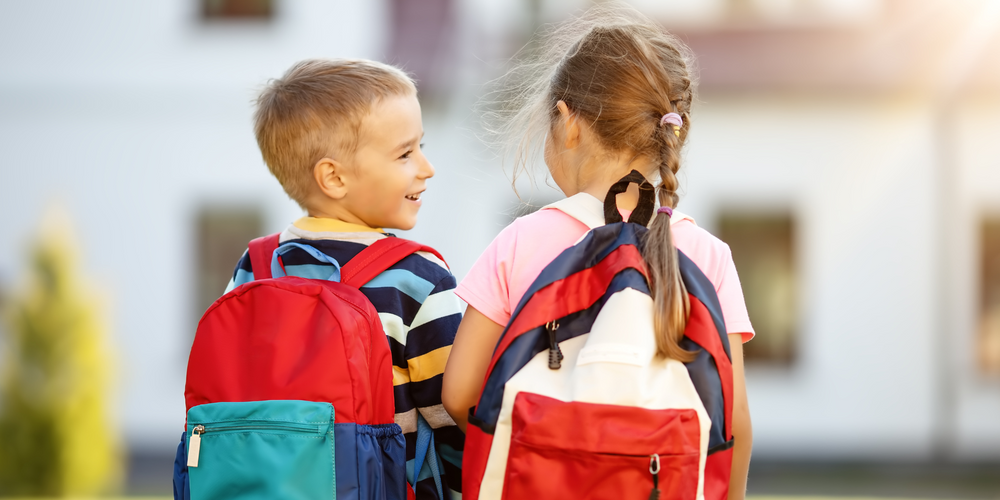 Kinder mit Schulrucksäcken, zur Schule, Sonnenschein, Frohe Kinder