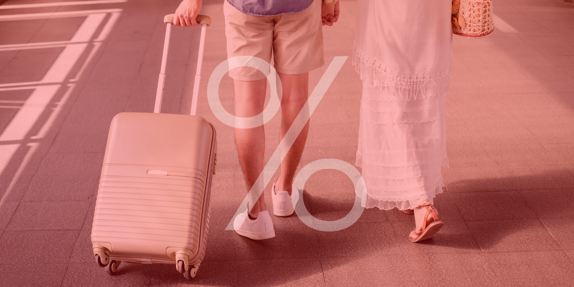 Sale Koffer, Paar läuft mit Hartschalenkoffer, helle Kleidung, Einkaufsumgebung, Prozentzeichen über dem Bild