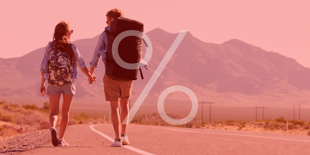 Rucksäcke im Sale, zwei Personen Hand in Hand, Spaziergang in der Natur, Berge im Hintergrund, Sonnenuntergang, Fernweh, Abenteuerlust, Reisen mit Rucksack, Prozentzeichen über dem Bild