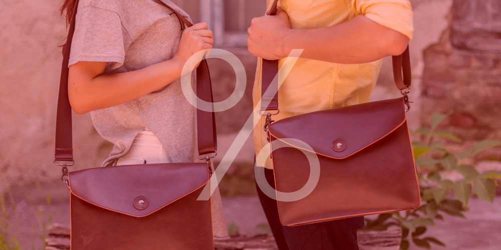 Sale Taschen, zwei Personen mit Umhängetaschen aus Leder, helles Oberteil und gelbes Hemd, Prozentzeichen über dem Bild