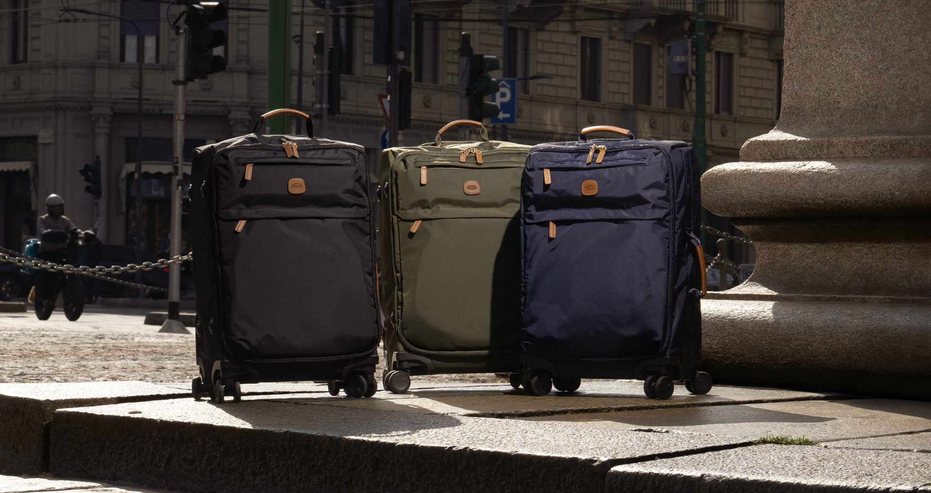 BRIC'S, Trolley, hochwertiges Reisegepäck, elegante Koffer, italienisches Design, Altstadt-Flair, urbane Umgebung, Reisevorbereitung, stilvolles Reisen, Premium-Gepäck