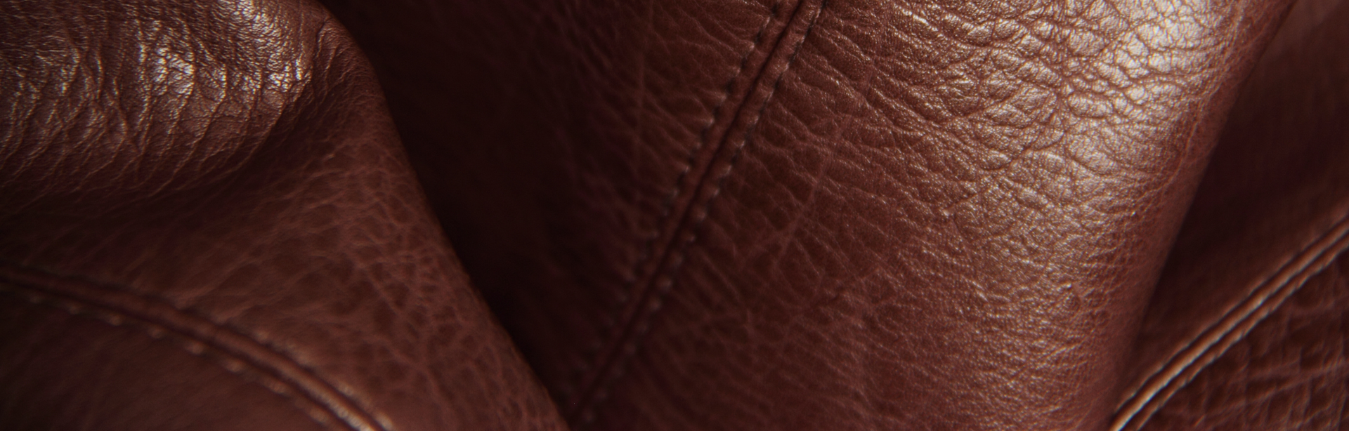Chiarugi, Detailaufnahme, braunes Leder, Nahaufnahme, genarbte Struktur, Ziernaht, hochwertig, weich, elegant, Materialfokus