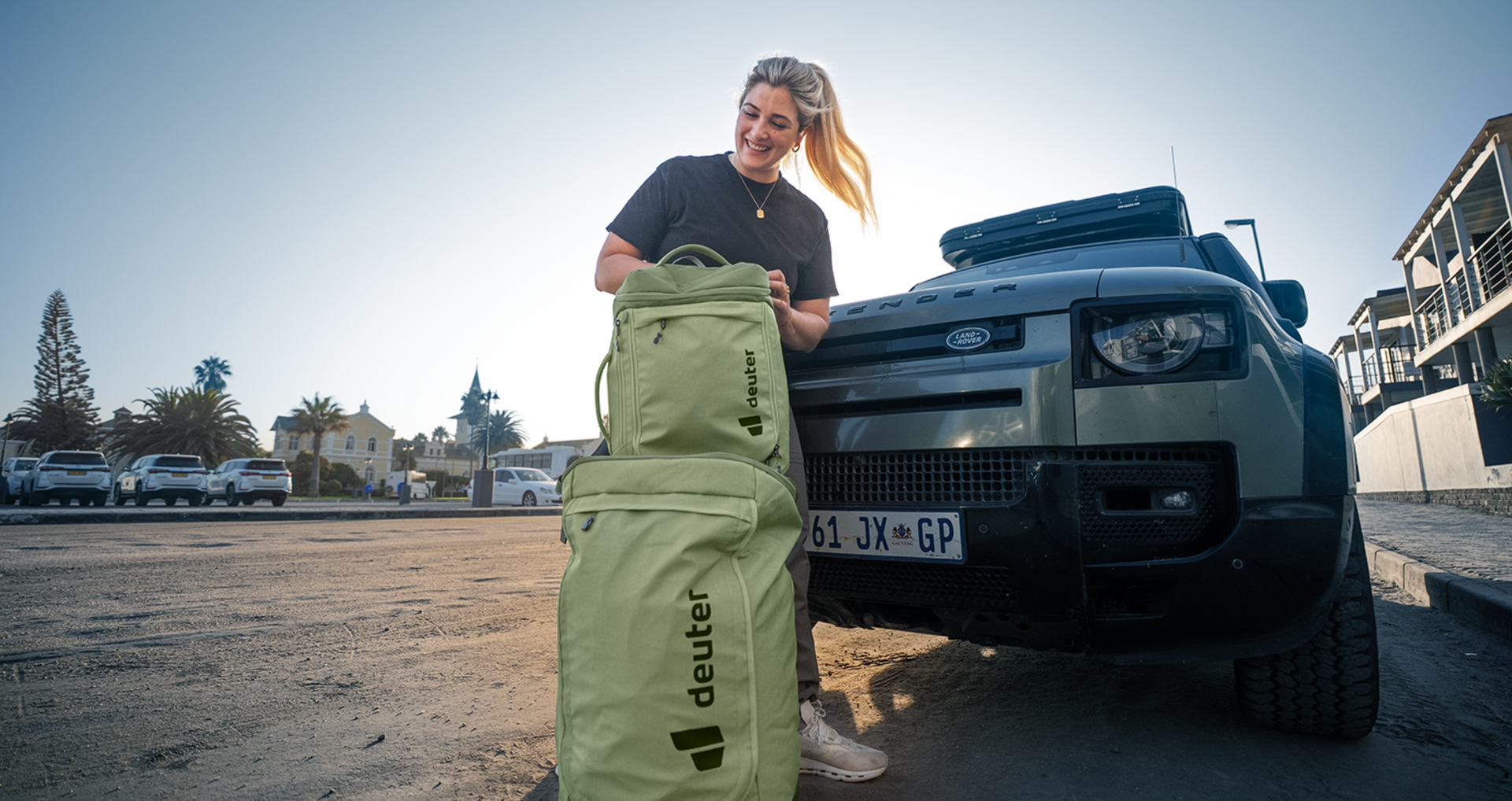 Deuter, Reiserucksack, Outdoor-Abenteuer, Trekkinggepäck, große Reisetasche, Fernreise, robustes Gepäck, Offroad-Fahrzeug, junge Frau unterwegs, Outdoor-Ausrüstung, Abenteuerreise