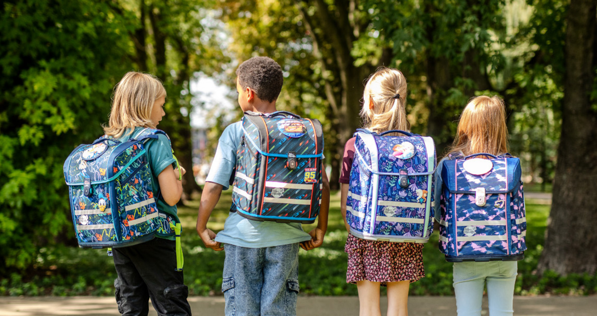 McNeill, Schulranzen, Kinder mit Schulrucksäcken, bunte Motive, Rückenansicht, Park, Schulbeginn, Outdoor