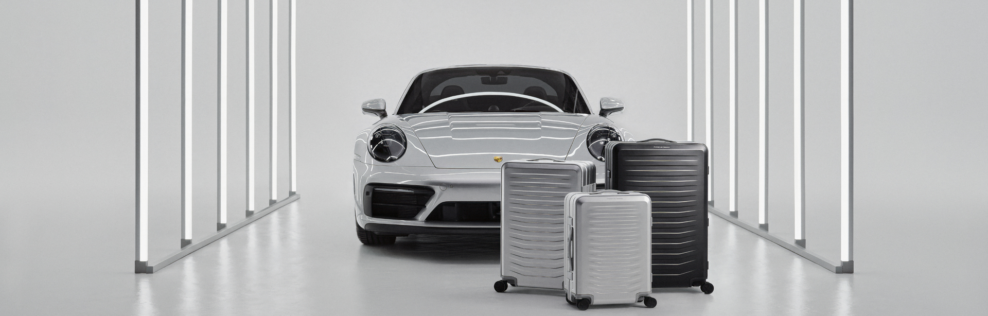 Porsche Design, Trolleys, Aluminium-Koffer, silber und schwarz, Sportwagen im Hintergrund, High-End Design