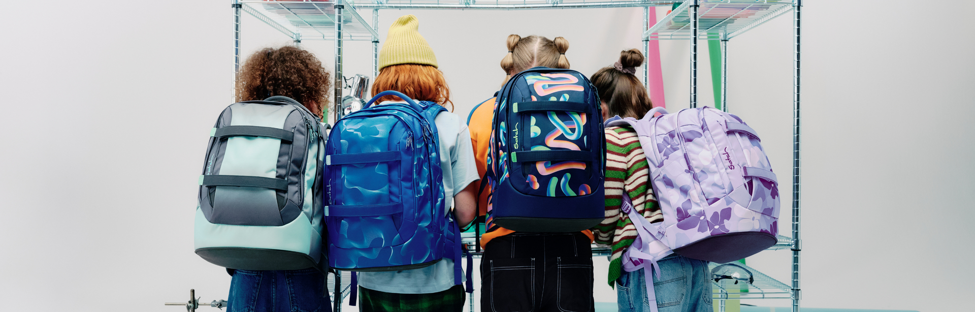 Satch, Schulrucksäcke, Kinder mit Rucksäcken, Rückenansicht, bunte Designs, Schulgarderobe, moderne Schulumgebung, Alltagsszene, funktional und stylisch