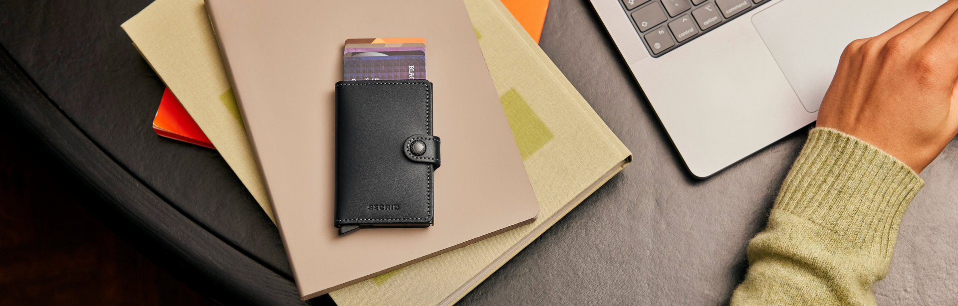 SECRID, Kartenetui, Mini Wallet, schwarz, Leder, kompakt, stilvoll, Business-Zubehör, auf Notizbüchern, Schreibtisch-Szene, moderne Arbeitsumgebung