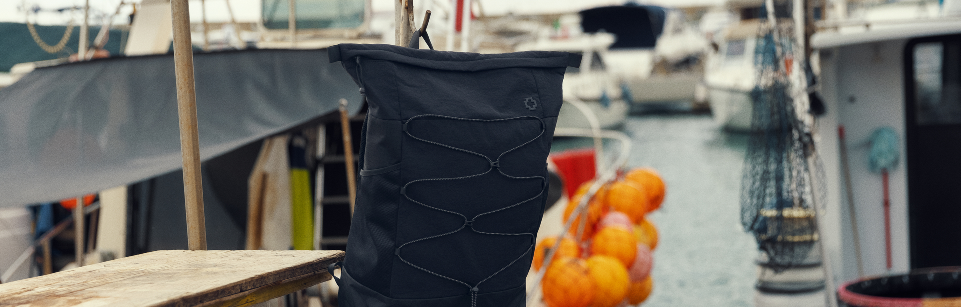 Strellson, Rucksack, schwarz, Boot, Hafen, Fischernetze, maritimes Setting, Outdoor, Seemannsstil, Abenteuer, minimalistisch, maskulin