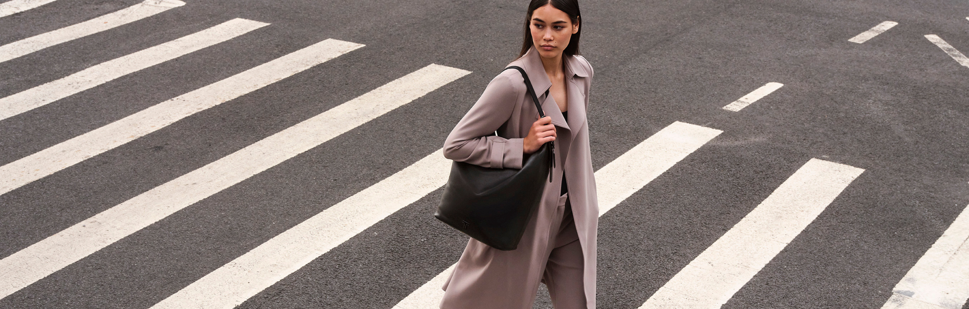 TUMI, Handtasche, Damen, schwarz, Business-Look, Zebrastreifen, stilvoll, urban, Hosenanzug, elegant, unterwegs, City-Style