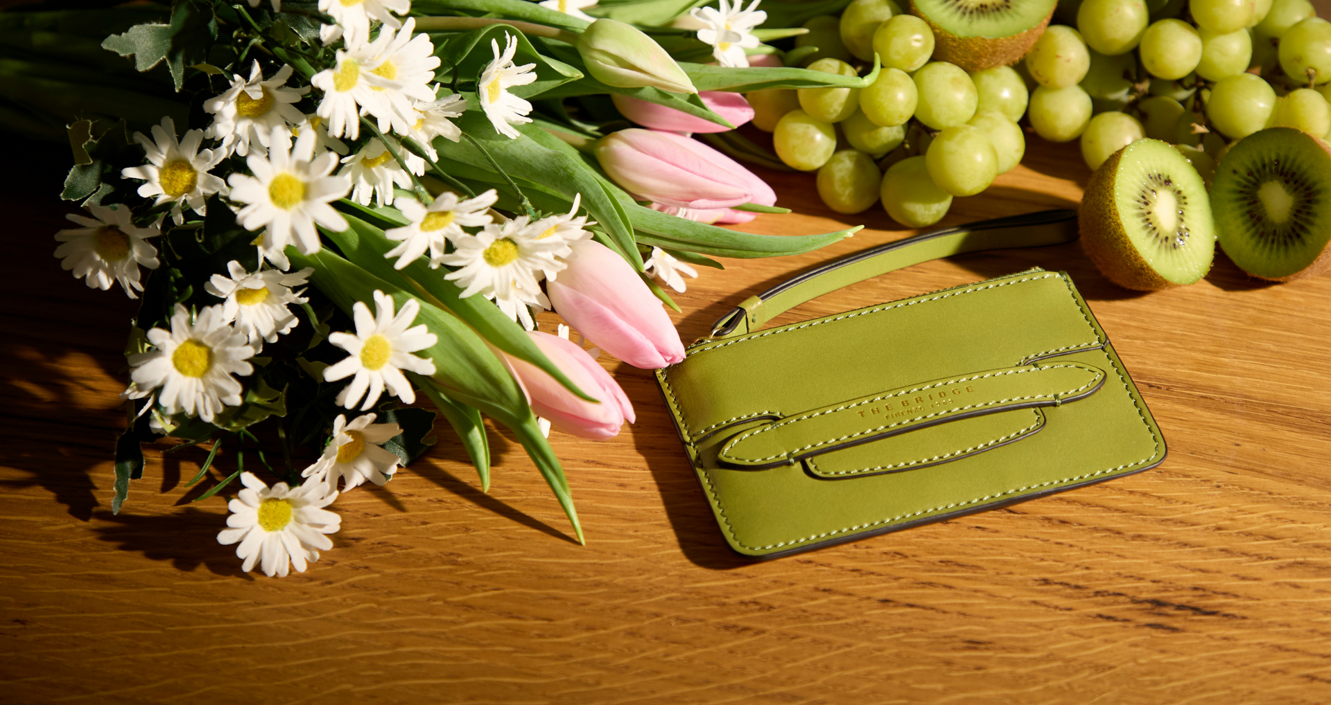 The Bridge, Kartenetui, Leder, grün, Holzoberfläche, Tulpen, Gänseblümchen, Frühling, Natur, elegant, italienisches Design