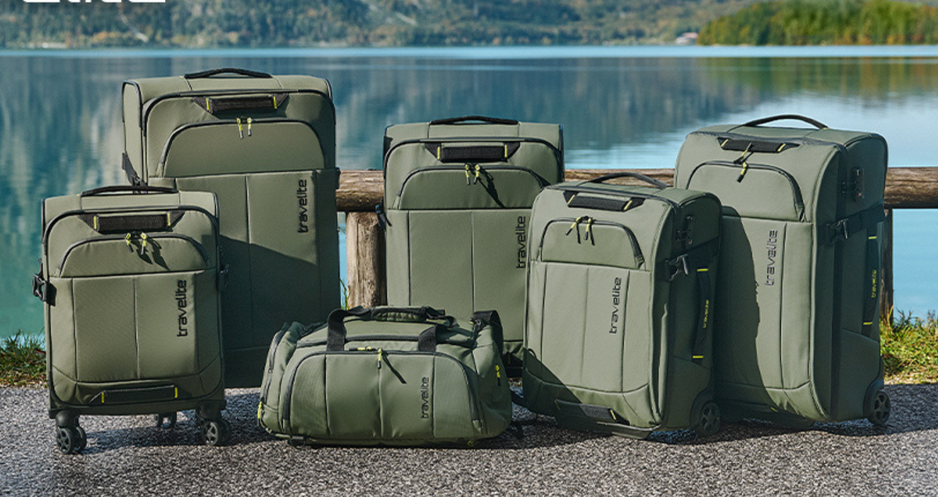 travelite, grüne Rucksäcke, Outdoor-Gepäck, Naturkulisse, See im Hintergrund, Holzgeländer, funktional, sportlich, Reisezubehör, Wandern, Abenteuer