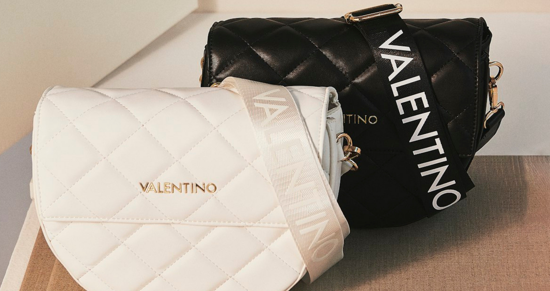 Valentino Bags, Umhängetaschen, Damen, weiß, schwarz, Logo-Print, gesteppt, elegant, modern, kontrastreich, nebeneinander