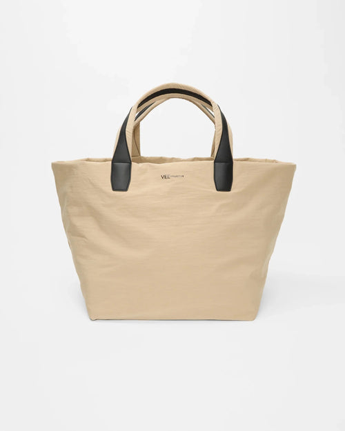 Beige trenchcoat / Weekendtas