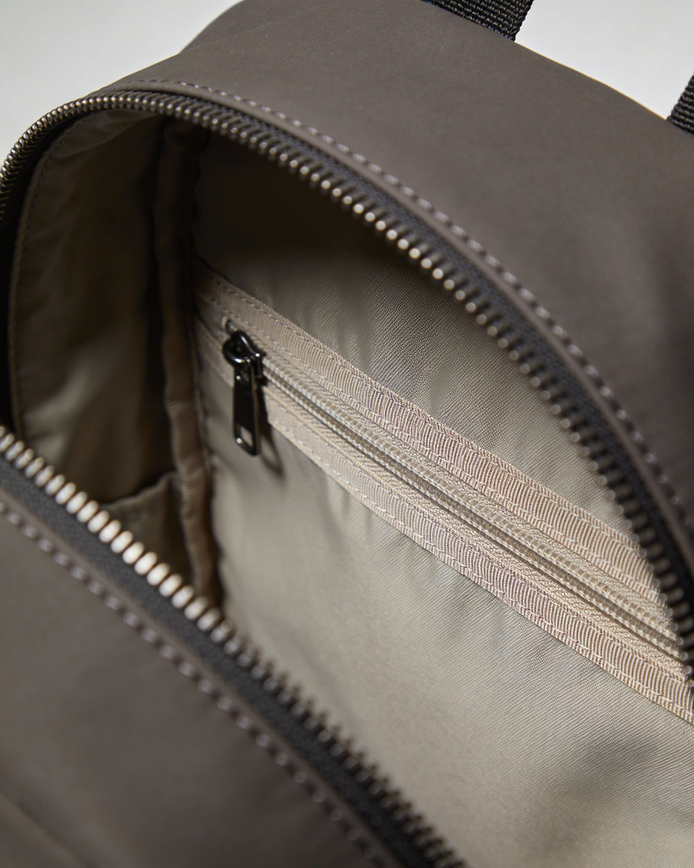 Hauptfach mit Reißverschluss 