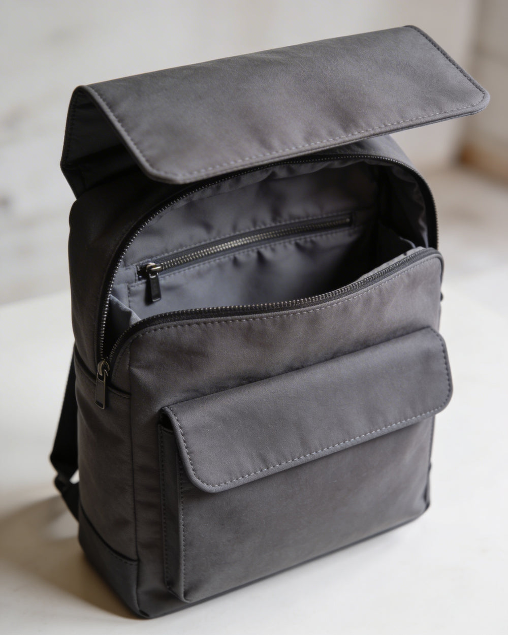 Bolsillo principal con solapa