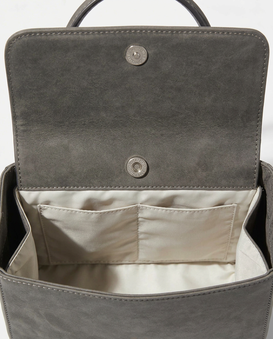 Compartimento principal con botón de presión